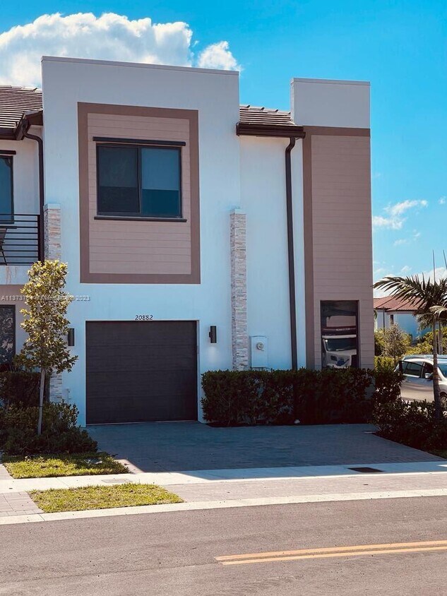 Foto principal - 20882 NE 7th Pl