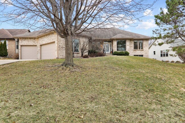 Foto del edificio - 9621 Shadow Wood Dr