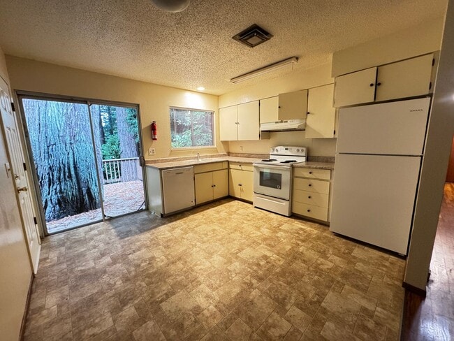 Building Photo - 3 Bedroom 2 Bath Home Located in Arcata!