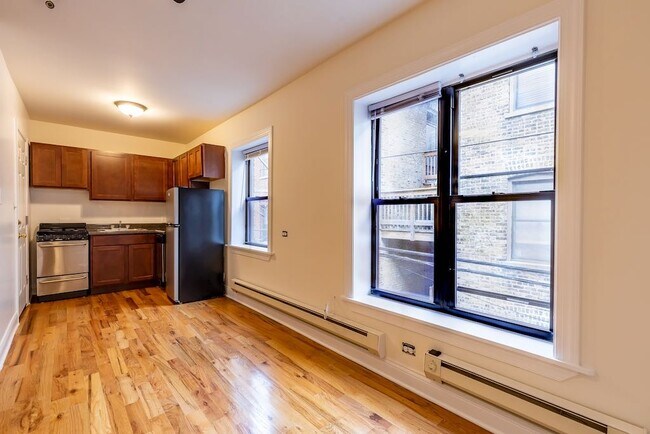 Building Photo - 822 W Cornelia Ave