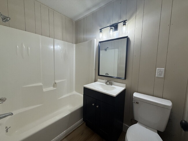 Building Photo - This freshly renovated 1-bedroom, 1-bath u...