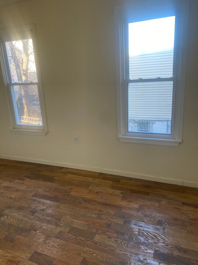 Building Photo - 581 S 18th St