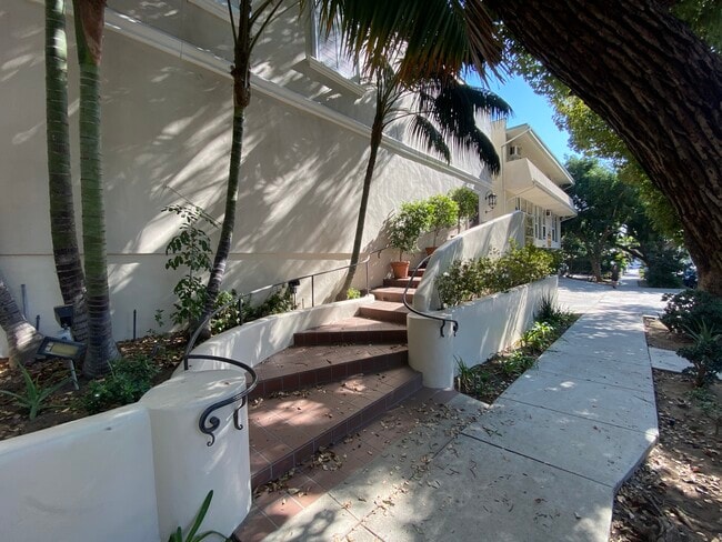 Building Photo - 1120 N Flores St