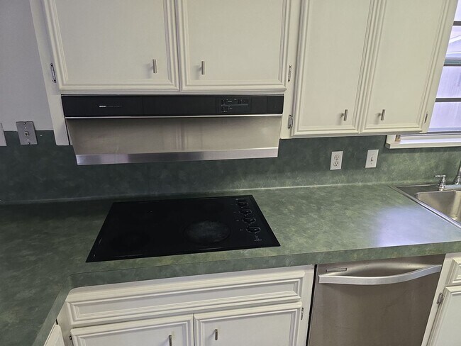 Foto del edificio - Refurbished - 3 bdrm 1.5 bath