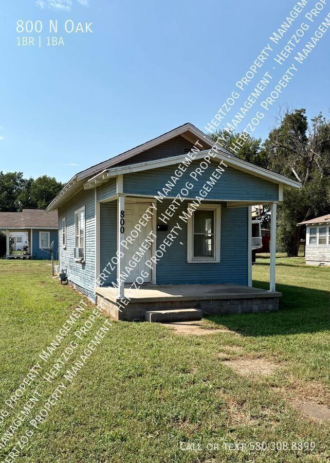 Building Photo - 800 N Oak-
