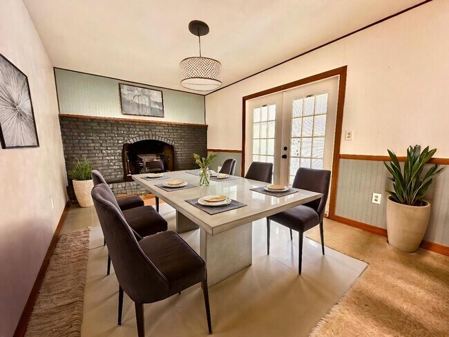 Building Photo - DeLand POOL-home: 4Bedrooms/2Baths - Perfect for family living!