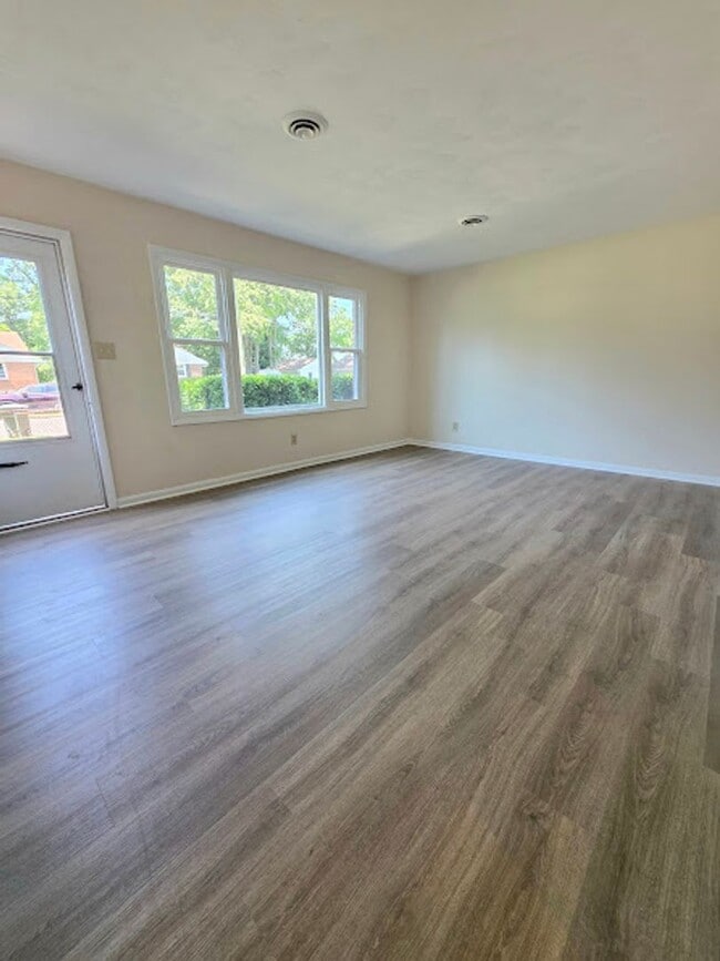 Building Photo - Move In Ready Brick Ranch