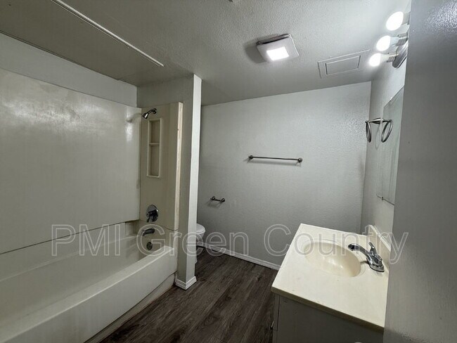 Building Photo - 917 N Yale Ave