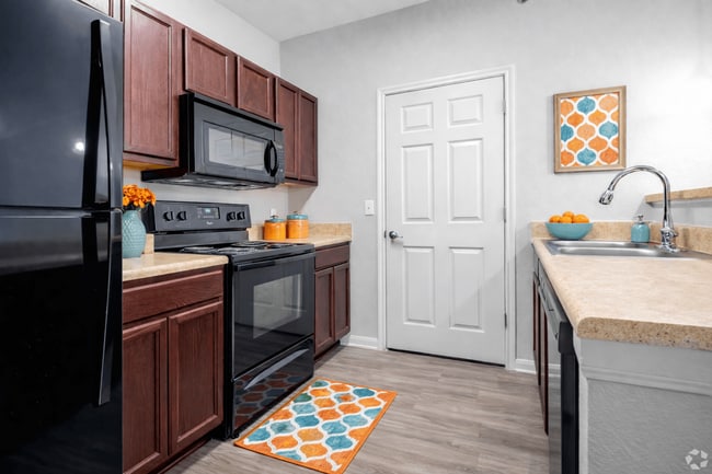 Building Photo - Heights at Converse