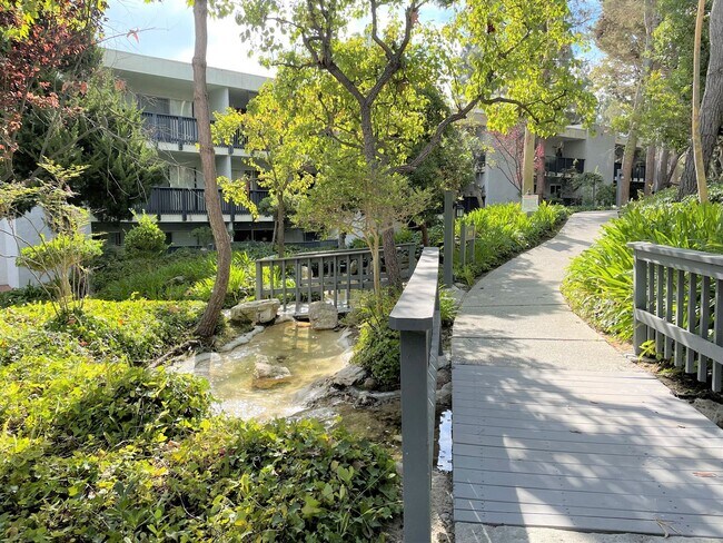 Foto del edificio - Luxury Living at The Estates Condominium Complex – 2 Bedroom, 2 Bathroom