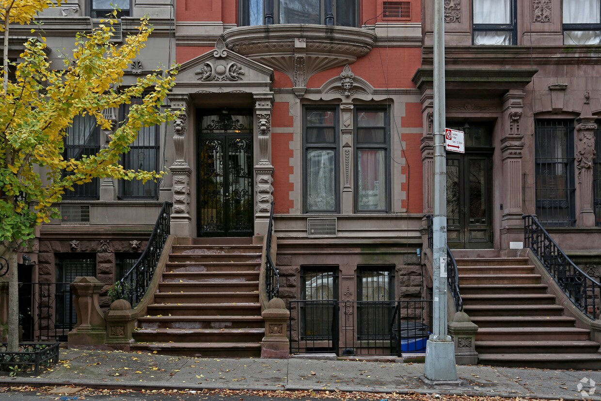 Building Photo - 136 W 81st St