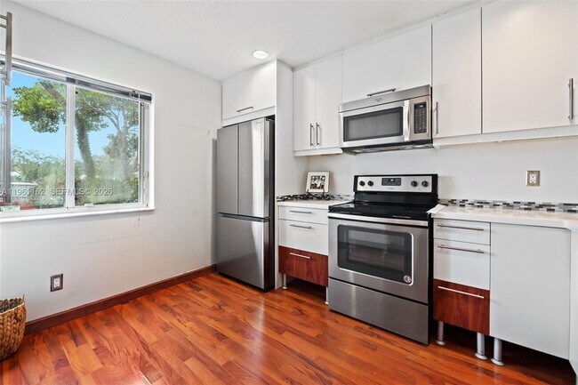 Foto del edificio - 20807 NW 3rd Ct