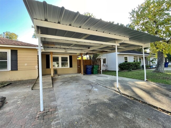 Building Photo - 1112 Southampton Dr