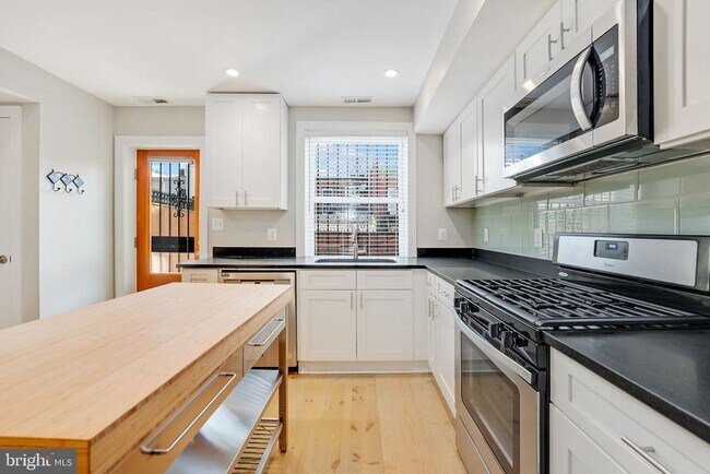 Foto del edificio - 1726 E St NE