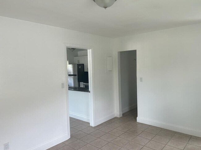 Building Photo - 1140 SW 30th St