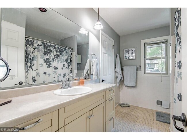 Foto del edificio - 14684 Cove Ave SE