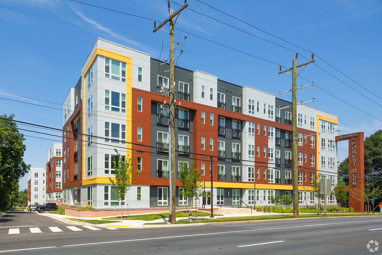 Frente - Residences at Forest Glen