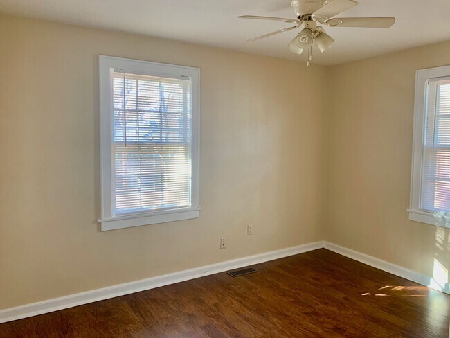 Building Photo - 112 Melrose - For Rent!