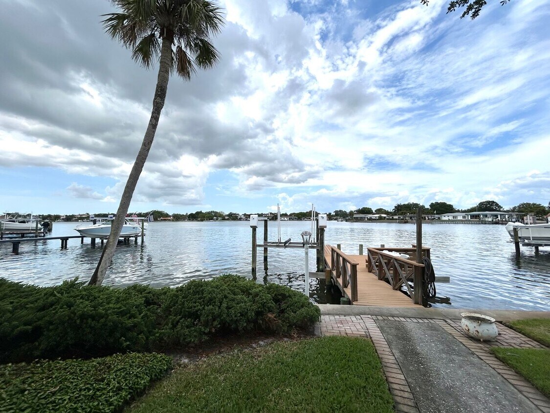 Primary Photo - Gorgeously Classic Snell Isle 3 Bed 2.5 Ba...