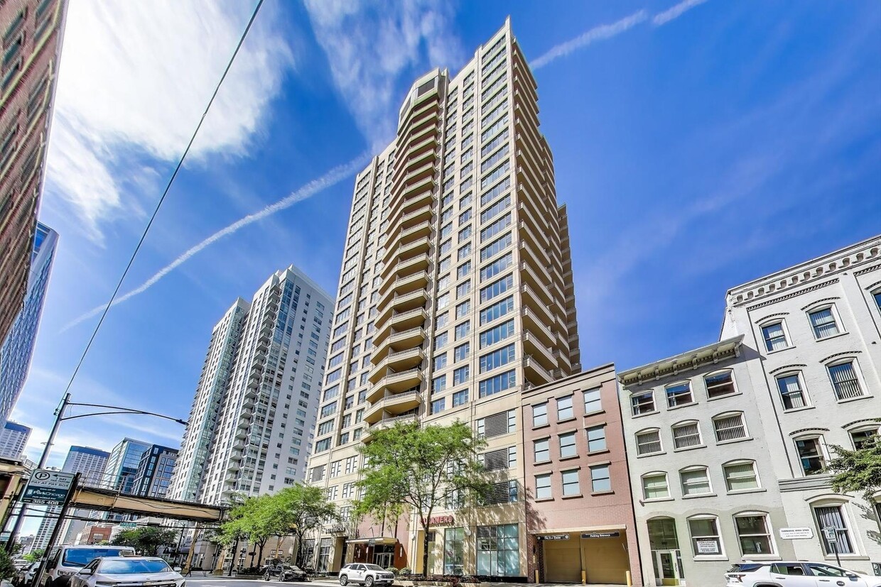 Foto principal - 200 N Jefferson St