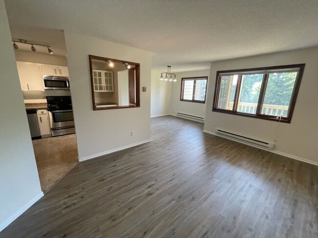 Building Photo - Clean, Updated Two Bedroom Condo in St. Paul