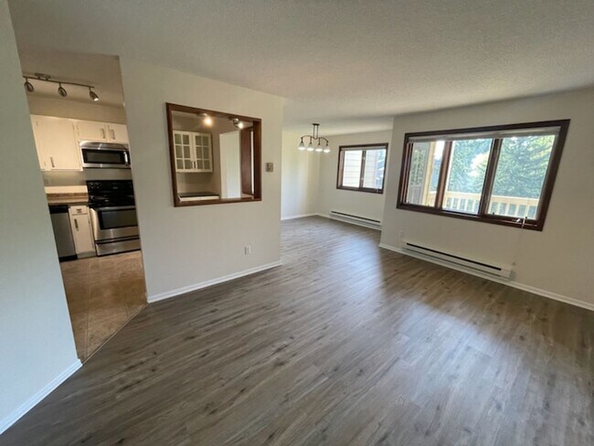 Foto del edificio - Clean, Updated Two Bedroom Condo in St. Paul