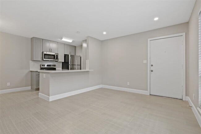 Building Photo - 2201 Fountain View Dr