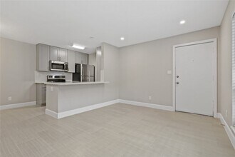 Building Photo - 2201 Fountain View Dr