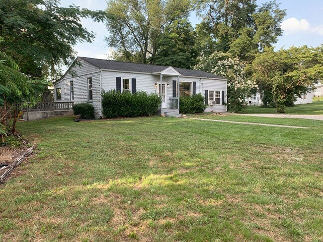 Foto del edificio - Spacious Four-Bedroom Home with Loft and Private Fenced Yard – Steps from Downtown Blacksburg