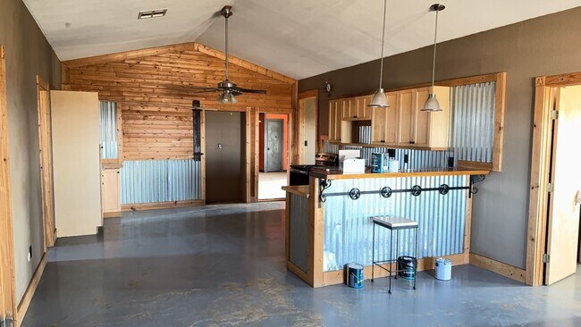 Foto del edificio - 3 bedroom 2 bathroom Barn dominium on 10 acres! First Month's Free!!