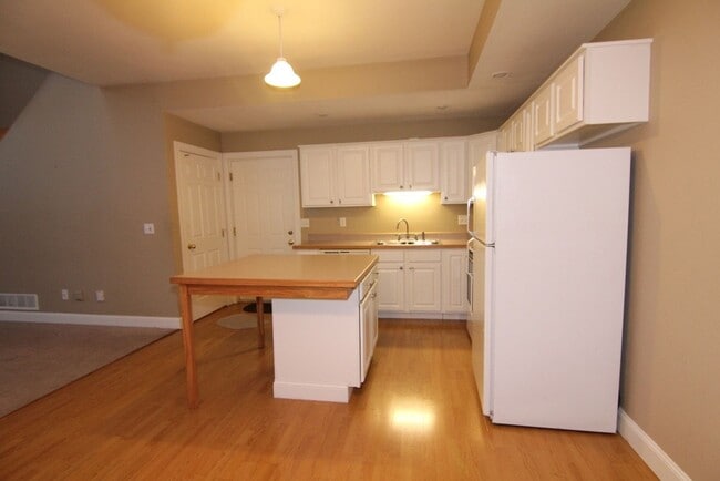 Foto del edificio - Beautifully Renovated Large 4 bedroom Dupl...
