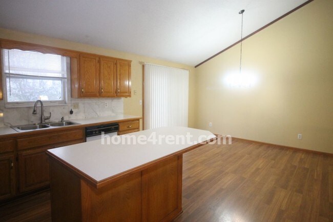 Foto del edificio - Wood floors finished  basement fenced yard