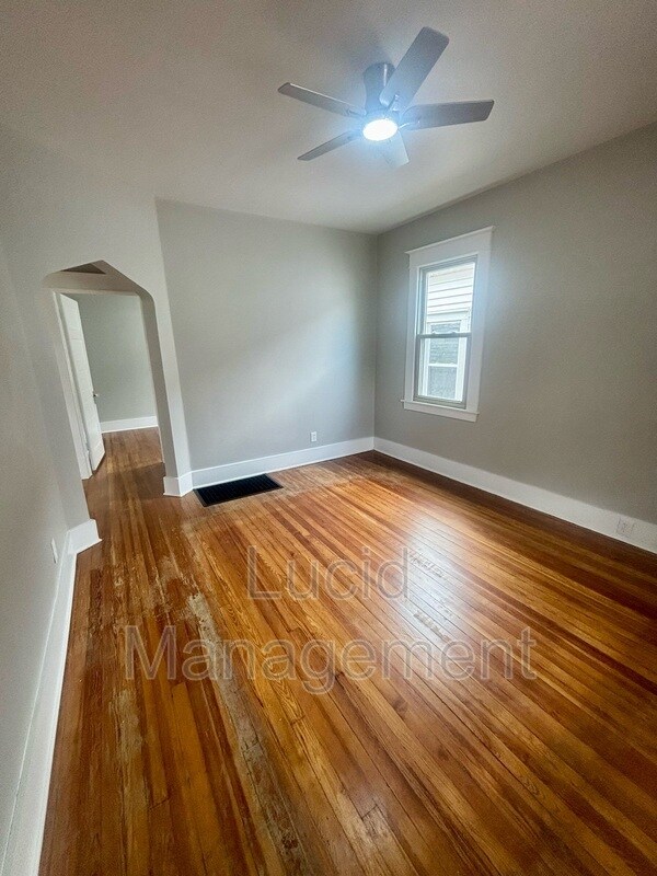 Foto del edificio - 1310 Earl Ave