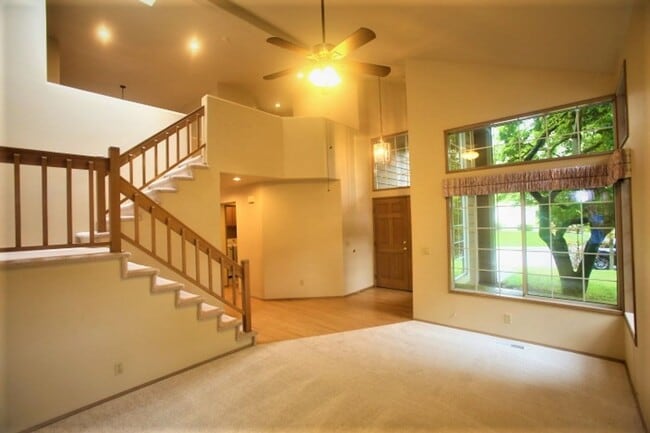 Building Photo - Beautiful 2 Story 3 Bed 2.5 Bath in Sammamish