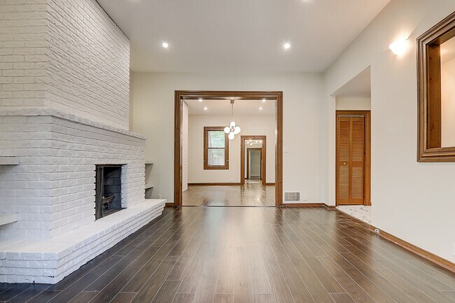 Building Photo - 190 Seaton St