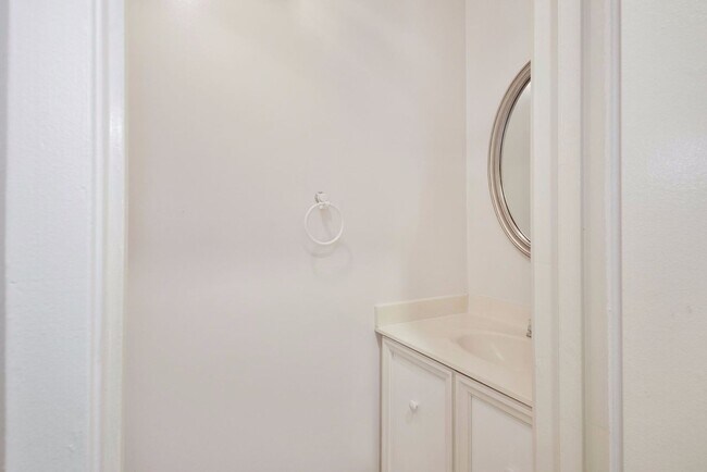 Building Photo - 3 Bed 2 Full Bath / 2 Half Bath - Bethesda...