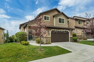 Building Photo - 874 S Aspen Wy
