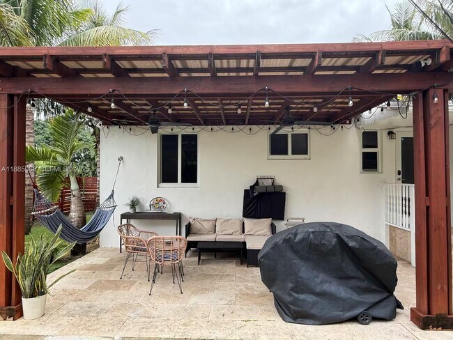 Foto del edificio - 601 NW 116th St