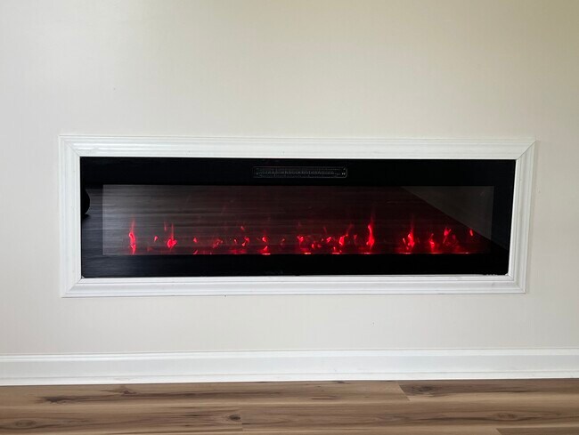 Cozy electric fireplace - 900 Elm St