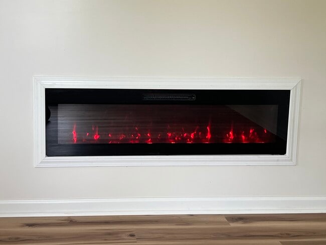 Cozy electric fireplace - 900 Elm St