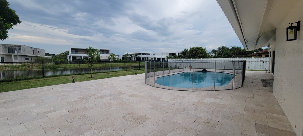 Foto principal - 16683 Golfview Dr