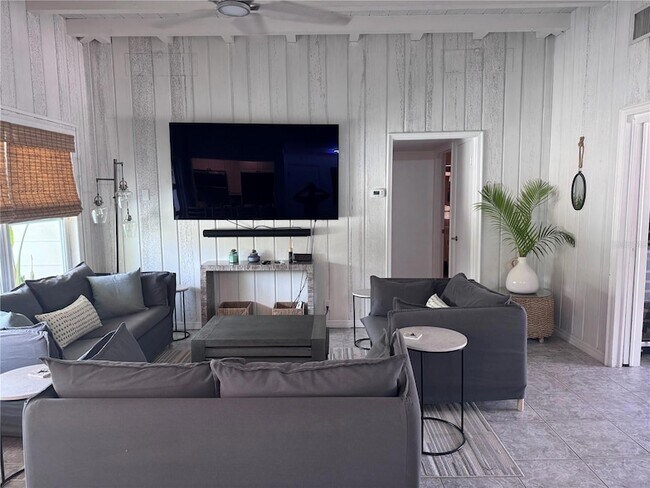 Foto del edificio - 6304 Beechwood Ave