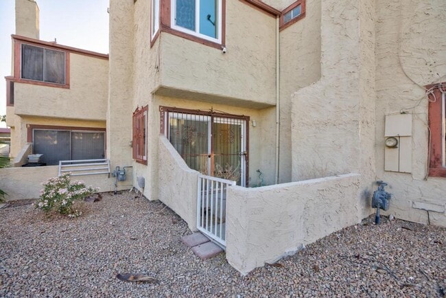 Building Photo - 2 bedroom, 2 bath town house minutes from the Strip
