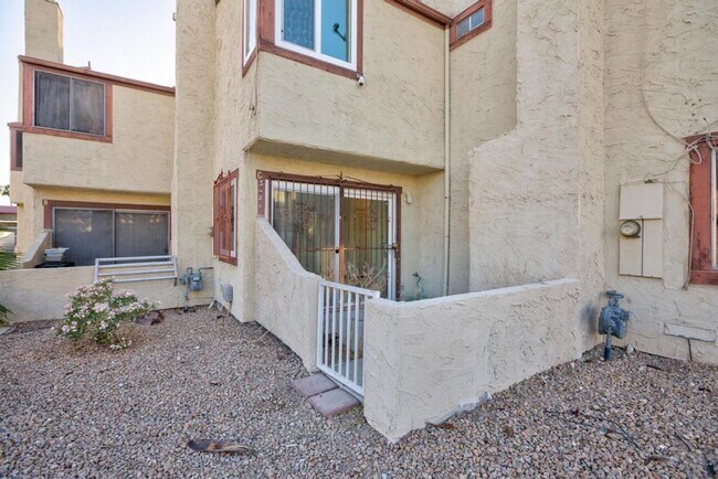 Foto del edificio - 2 bedroom, 2 bath town house minutes from the Strip