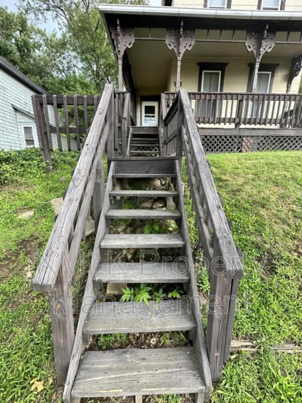 Building Photo - 573 Allyn St