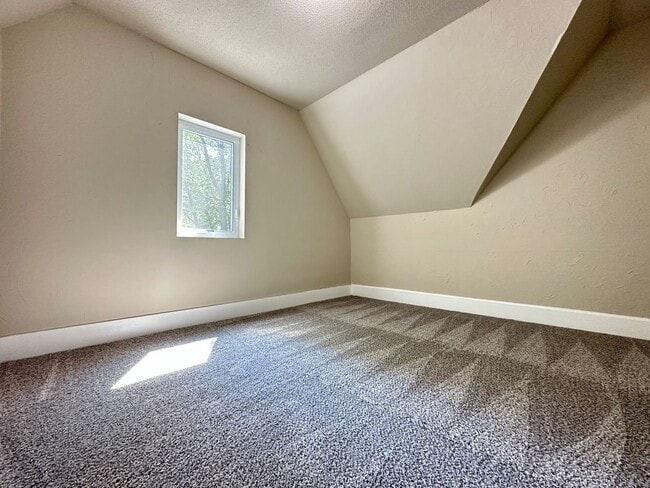 Building Photo - 4 Bedroom 2 Bathroom Home in Winterset