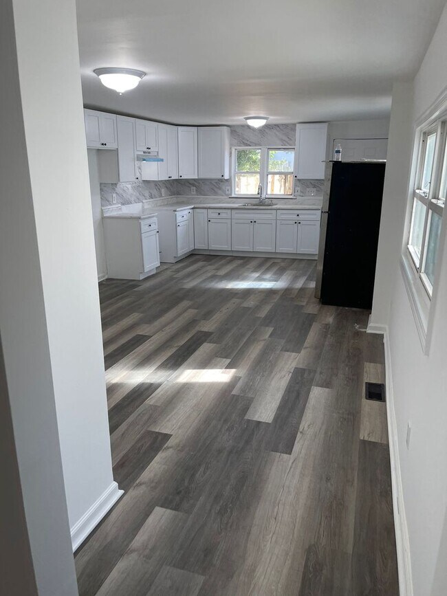 Foto del edificio - 5 bed 1.5 bath amazing looking