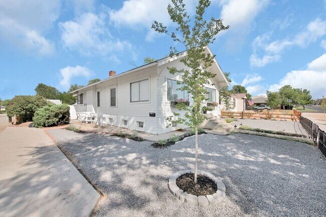 Foto del edificio - Elegant 1BR Basement Suite in Downtown His...