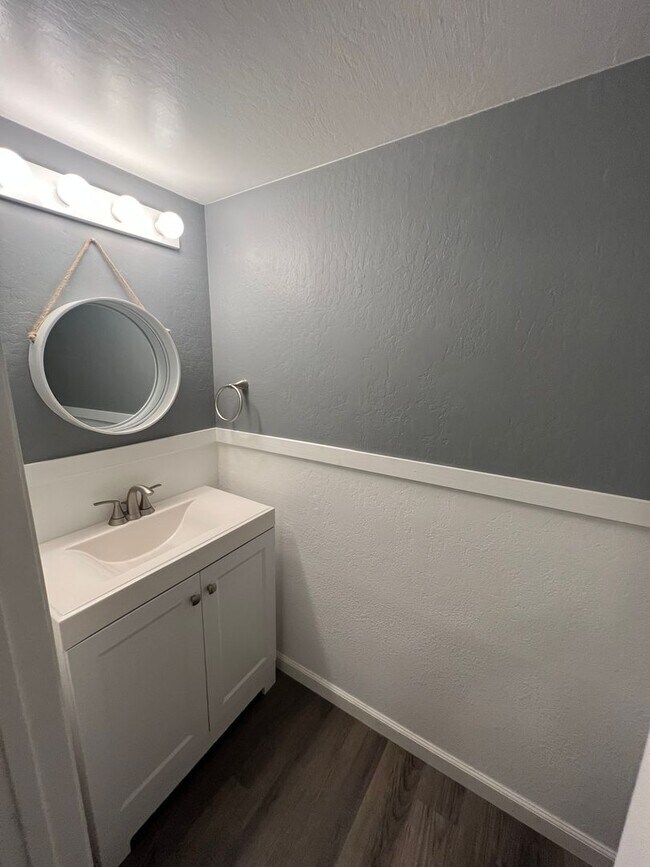 Foto del edificio - Beautifully remodeled 3 Bed/1.5 Bath Townh...