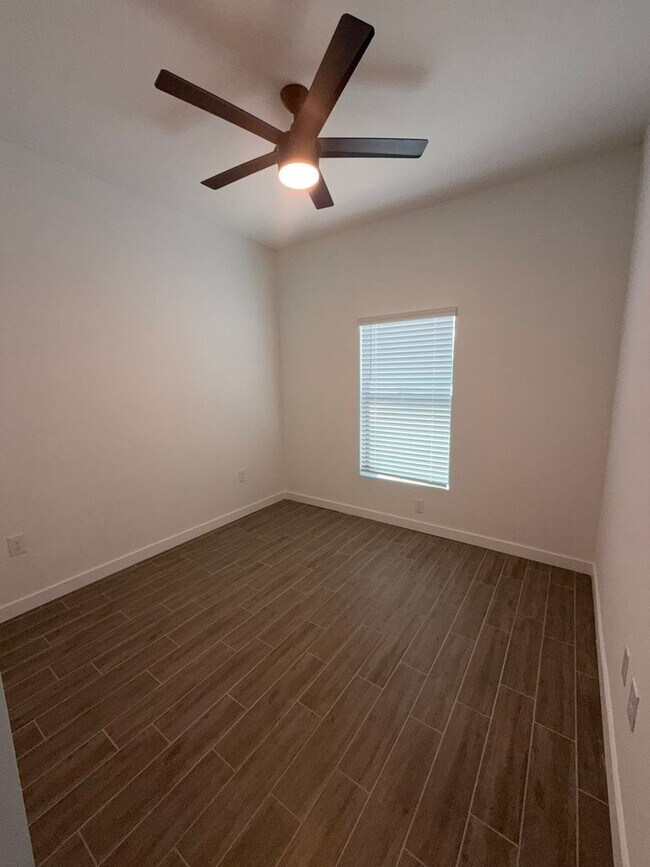 Foto del edificio - 2212 Leda Ave S
